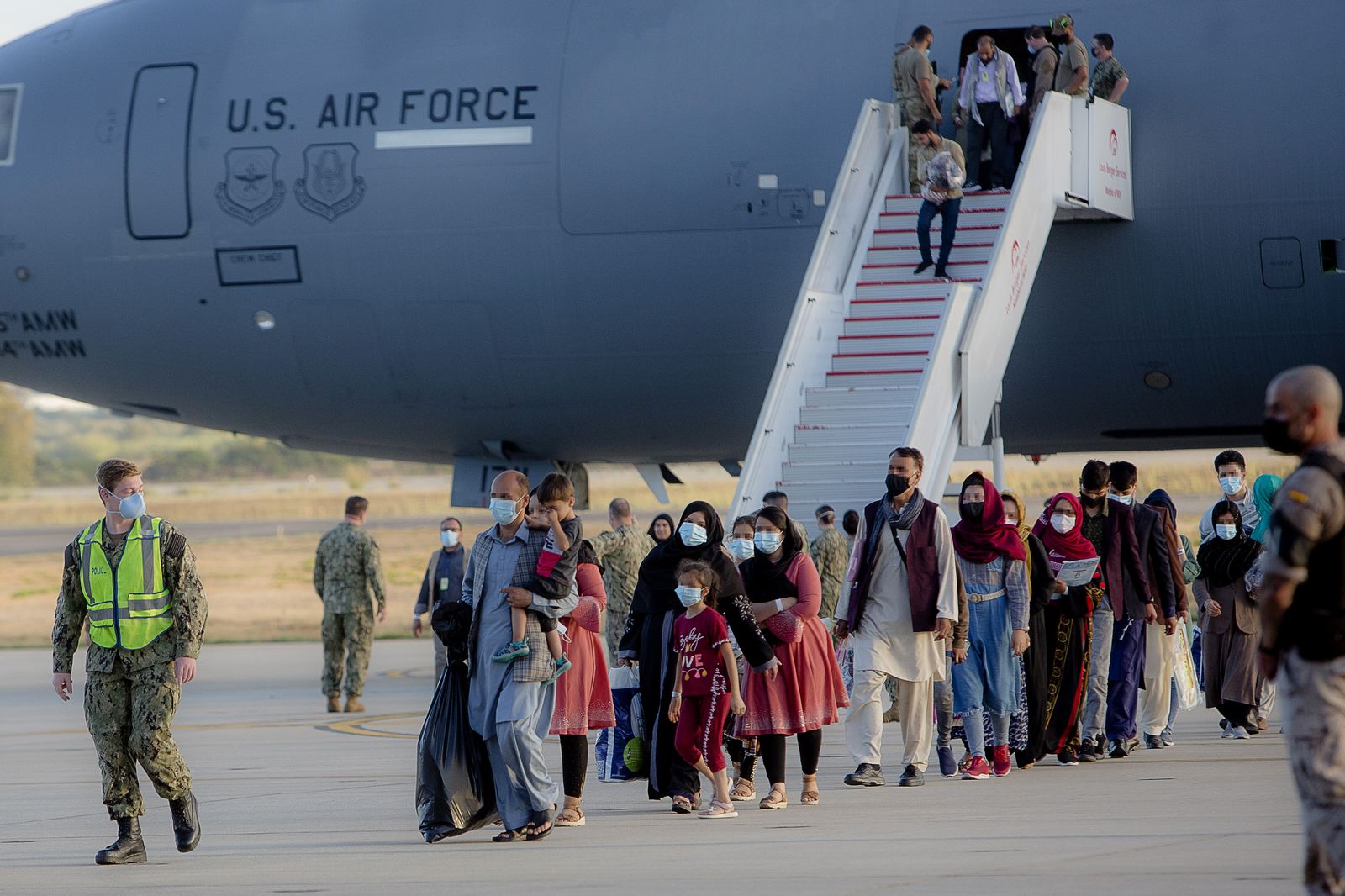 Refugiados afganos a su llegada a Rota