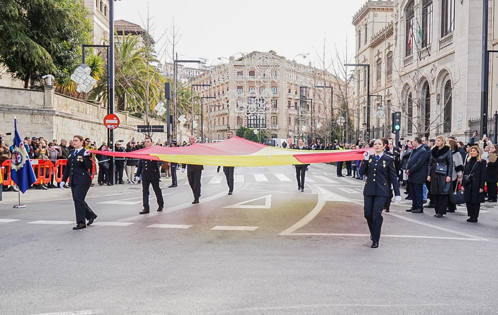 Fotogalería: Granada iza la bandera de España en el bicentenario de la Policía Nacional
