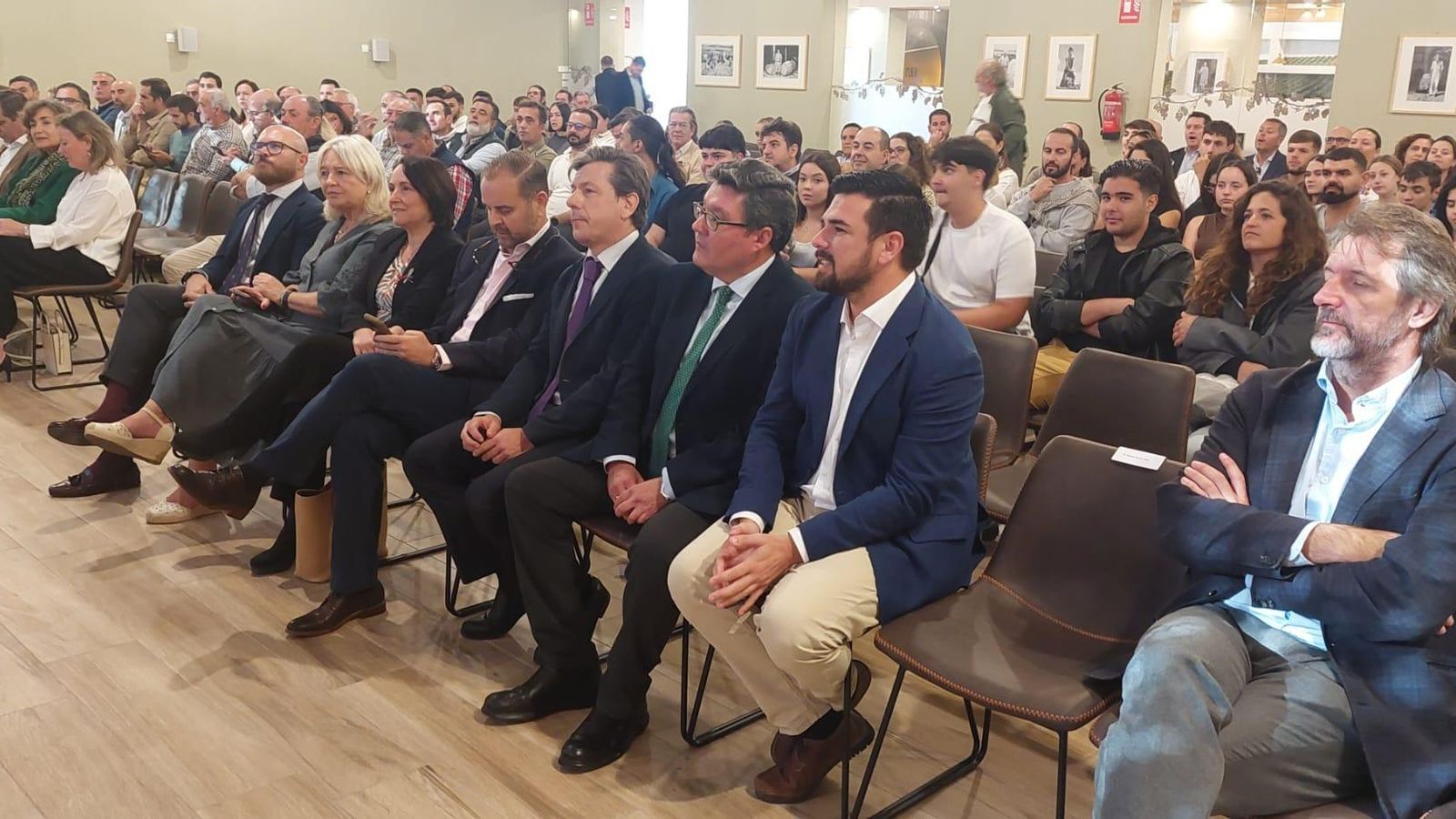 Representantes institucionales, empresarios y alumnos presentes en el acto de inauguración de la jornada.