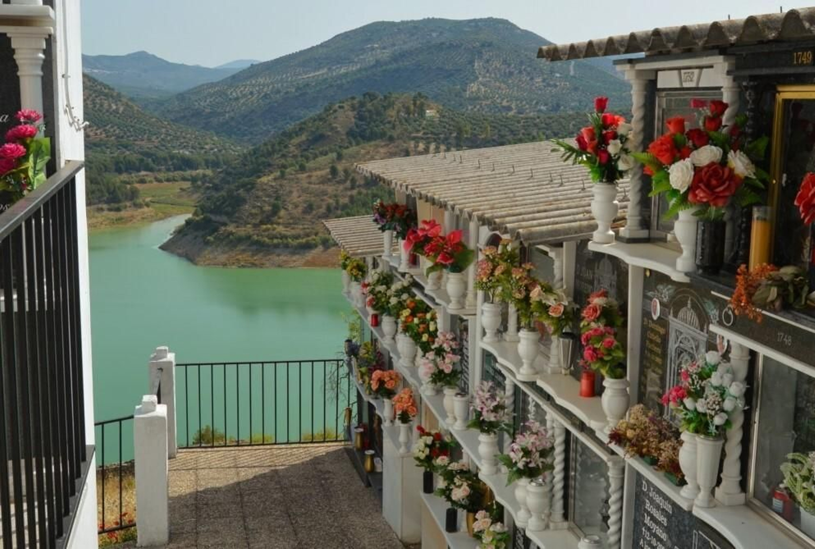 Cementerio de Iznájar, con el 'lago' de fondo.