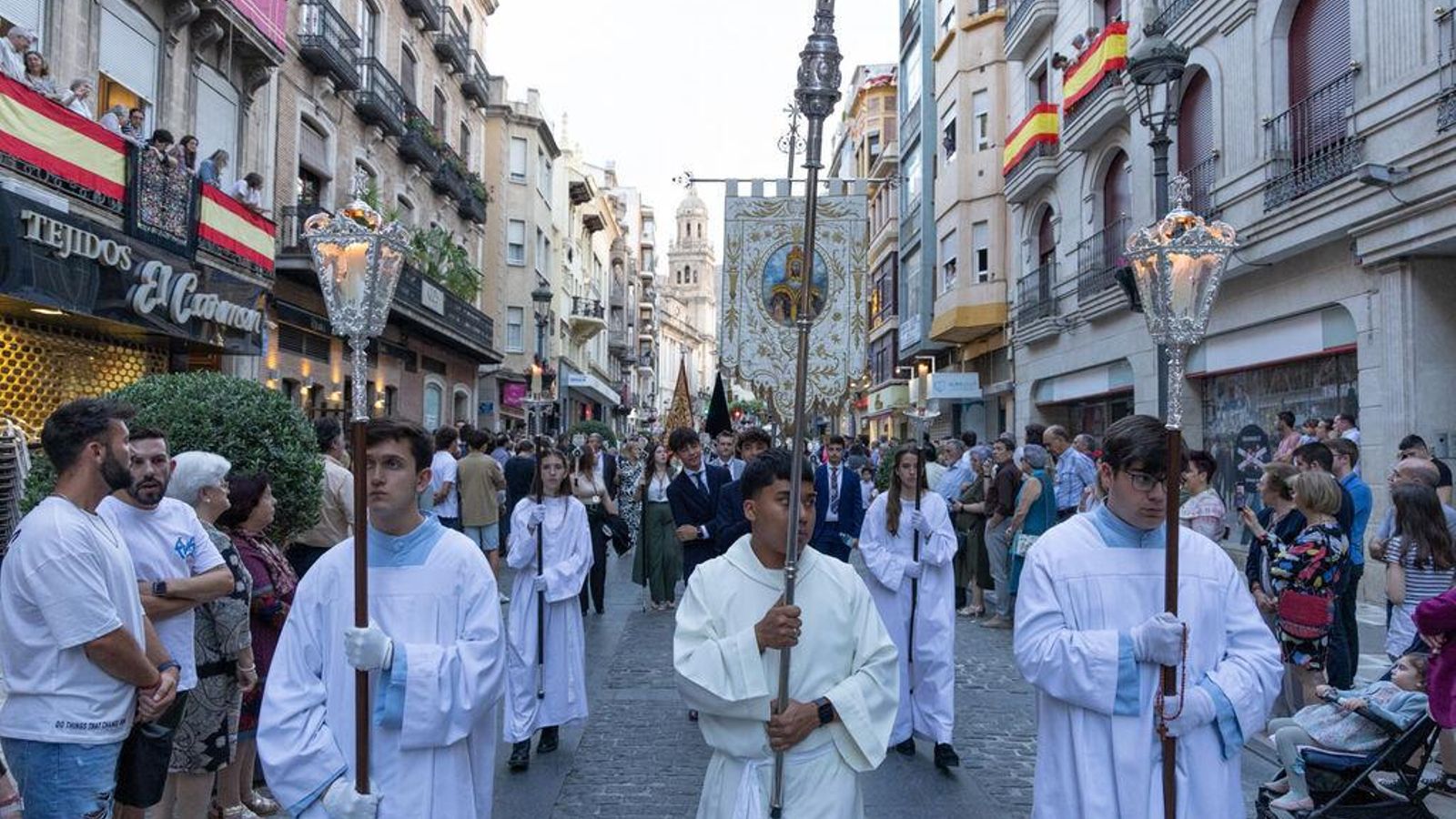 La procesión a su paso por la calle Bernabé Soriano.