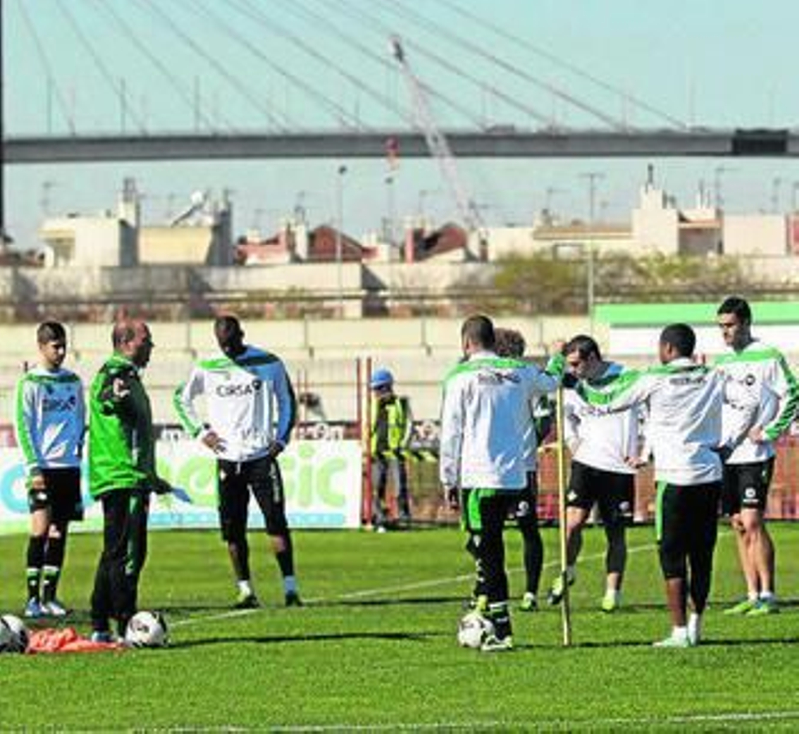 Pepe Mel dialoga con la plantilla en un entrenamiento.
