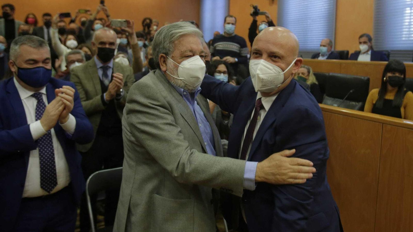 El nuevo alcalde abraza al histórico regidor saliente Francisco Toscano.