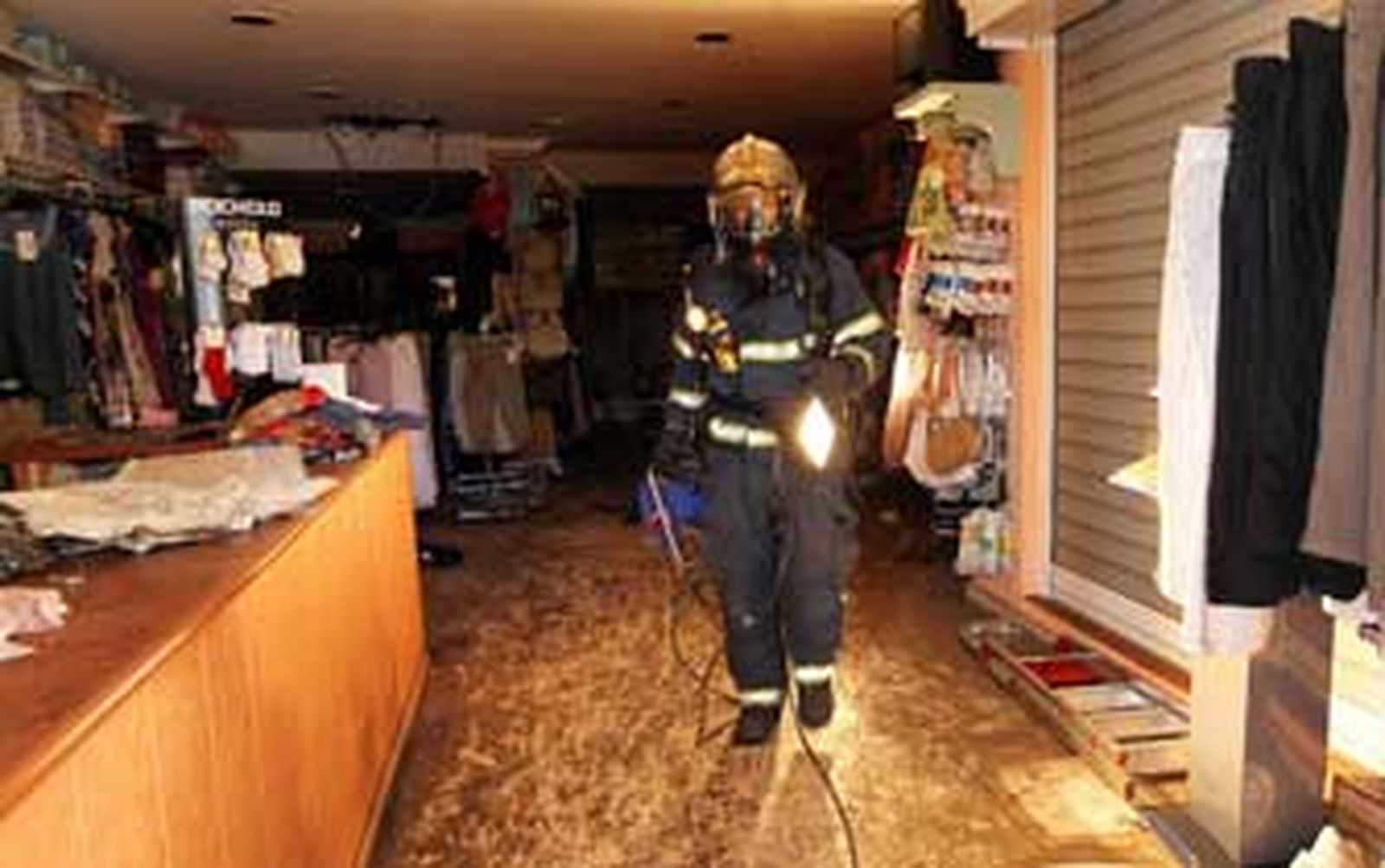 Un incendio calcina de madrugada una tienda de ropa en El Almendral
