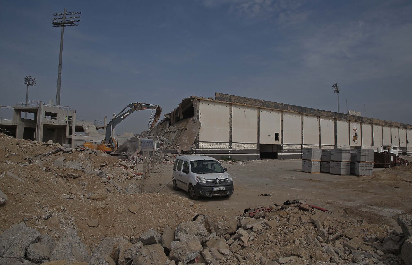 El derribo de la Preferencia del estadio municipal de La Línea, en imágenes