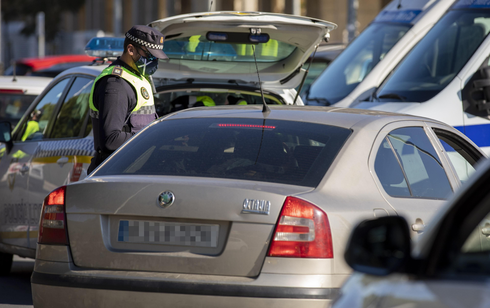 Un agente de la policía local realizando un control.