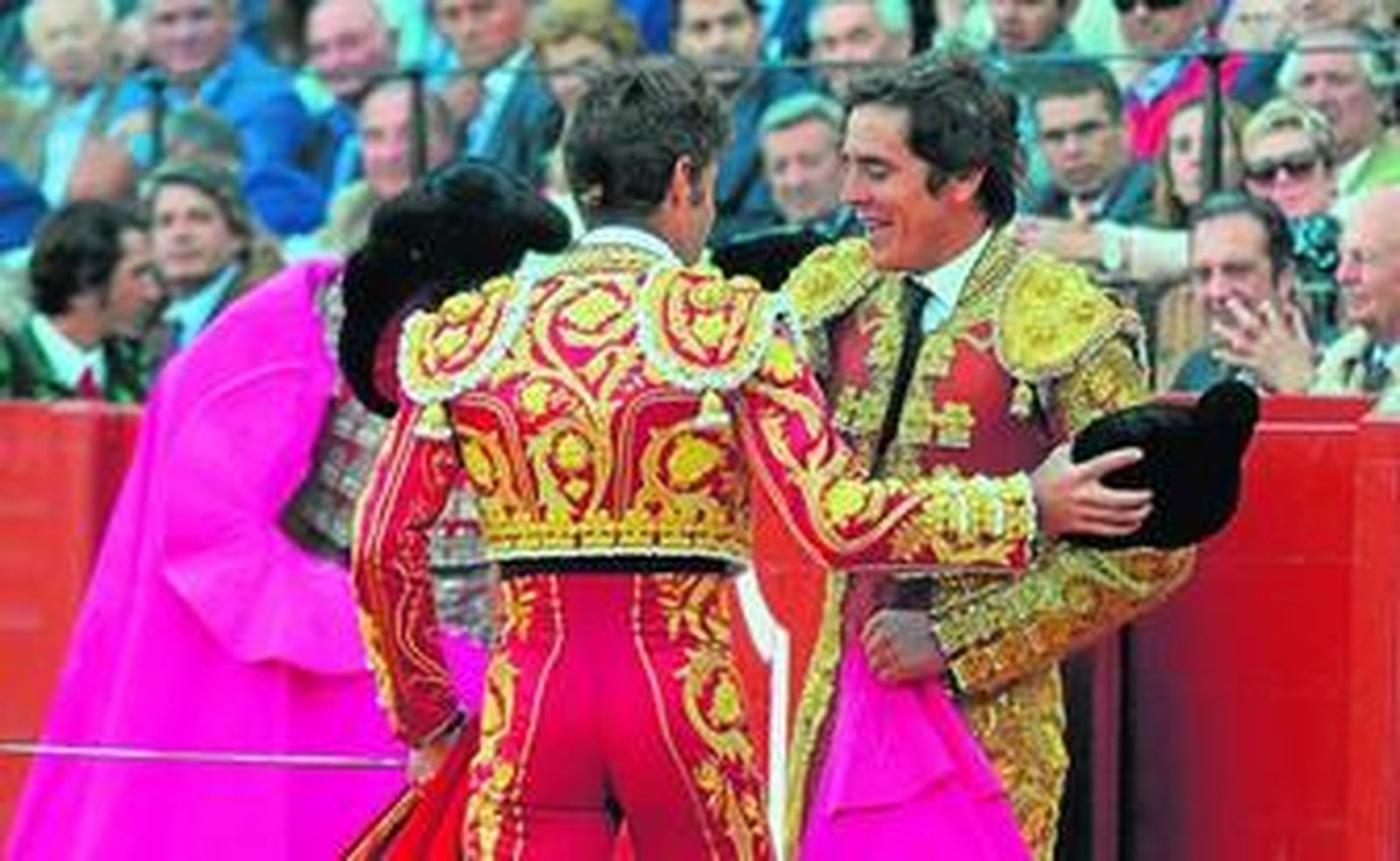 Manuel Escribano y Eduardo Dávila Miura, los dos triunfadores de la tarde, en un brindis del primero al segundo en el quinto toro.