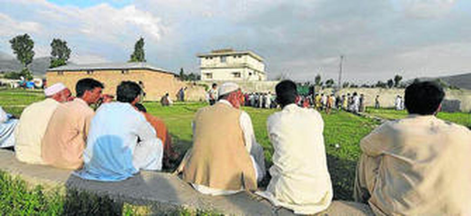 Residentes observan el complejo de Ben Laden.