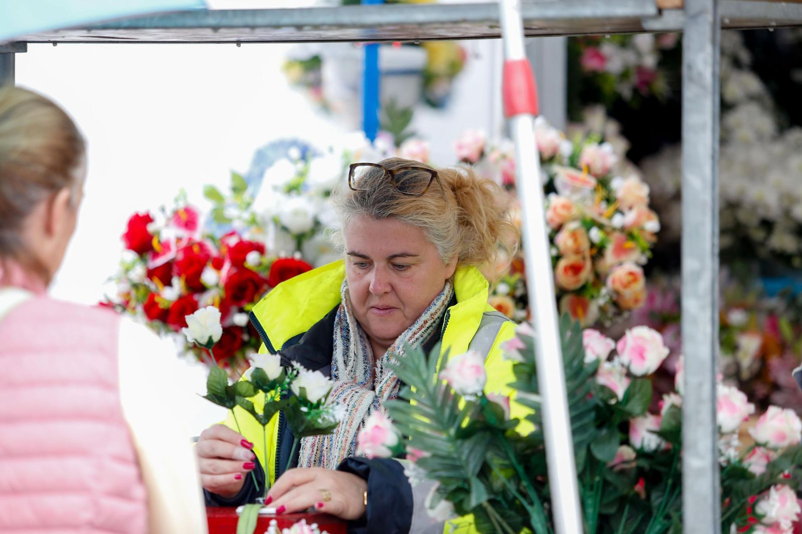 Fotos de los preparativos en el cementerio de La Línea por el Día de Todos los Santos