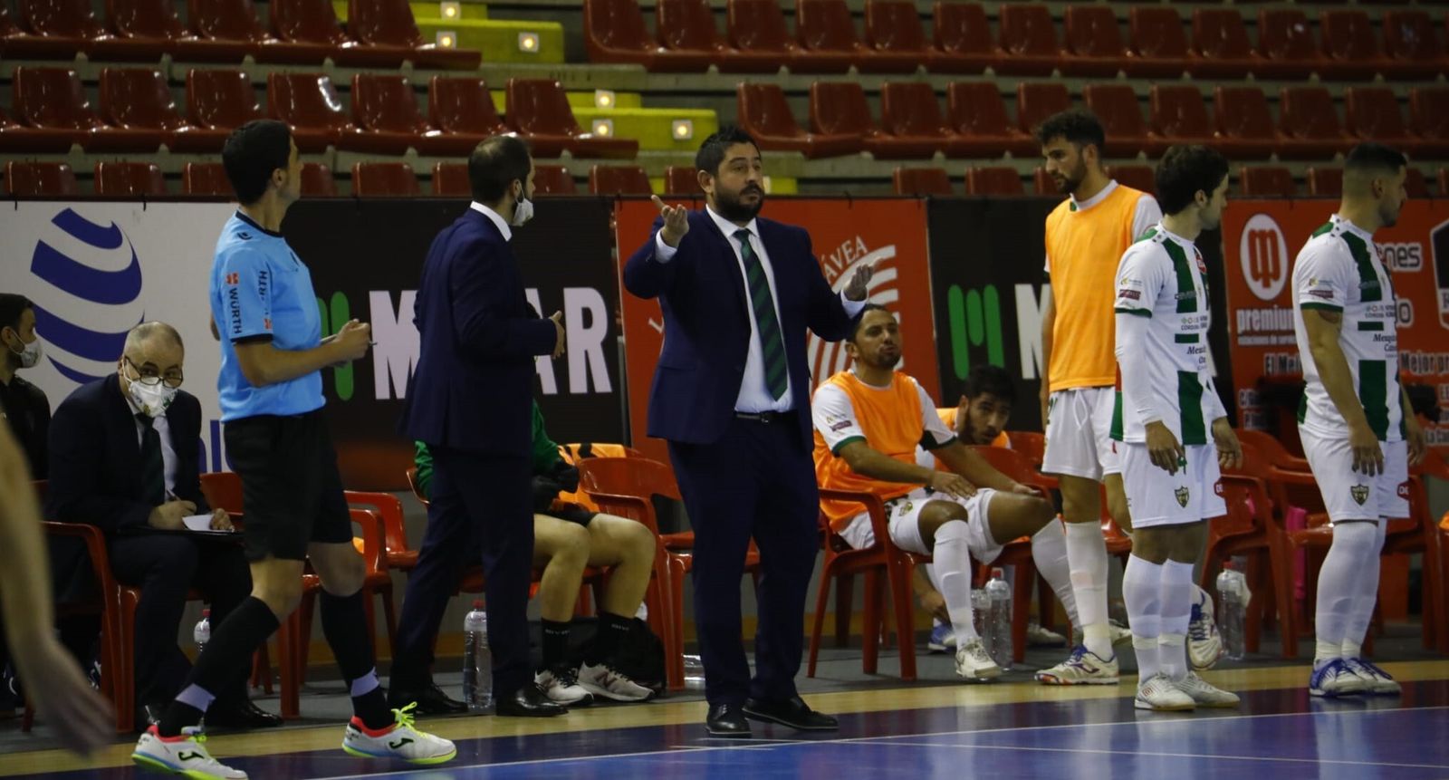 Josan González protesta una acción durante el partido ante el Jaén Paraíso Interior.