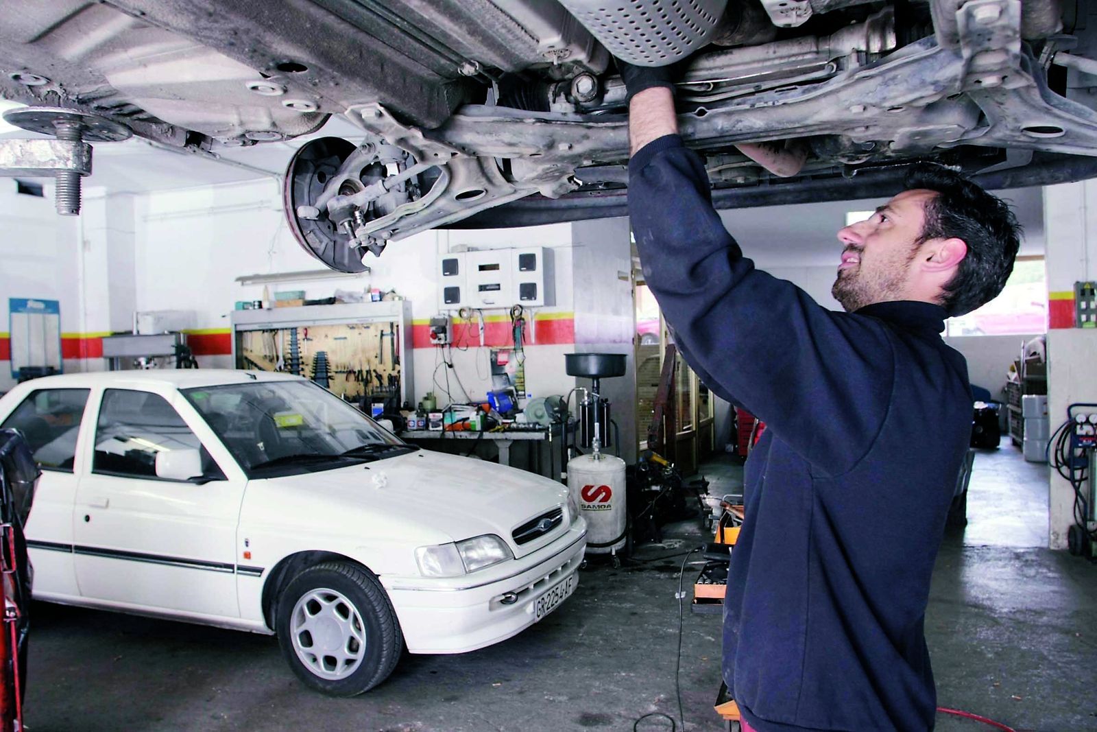 Un mecánico trabajando, en una imagen de archivo.