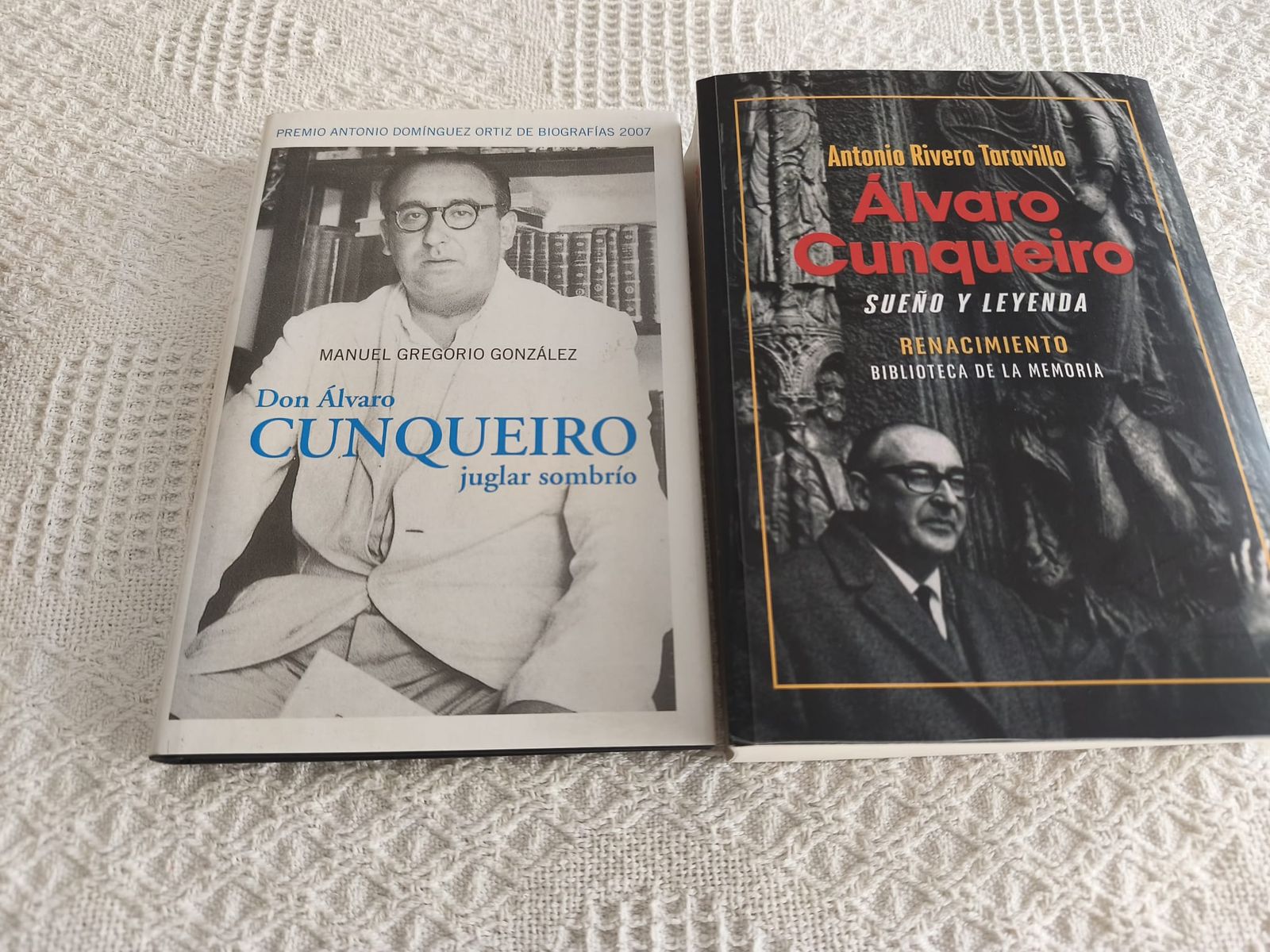 Portadas de las dos biografías de Cunqueiro publicadas en Sevilla en 2007 y 2025.