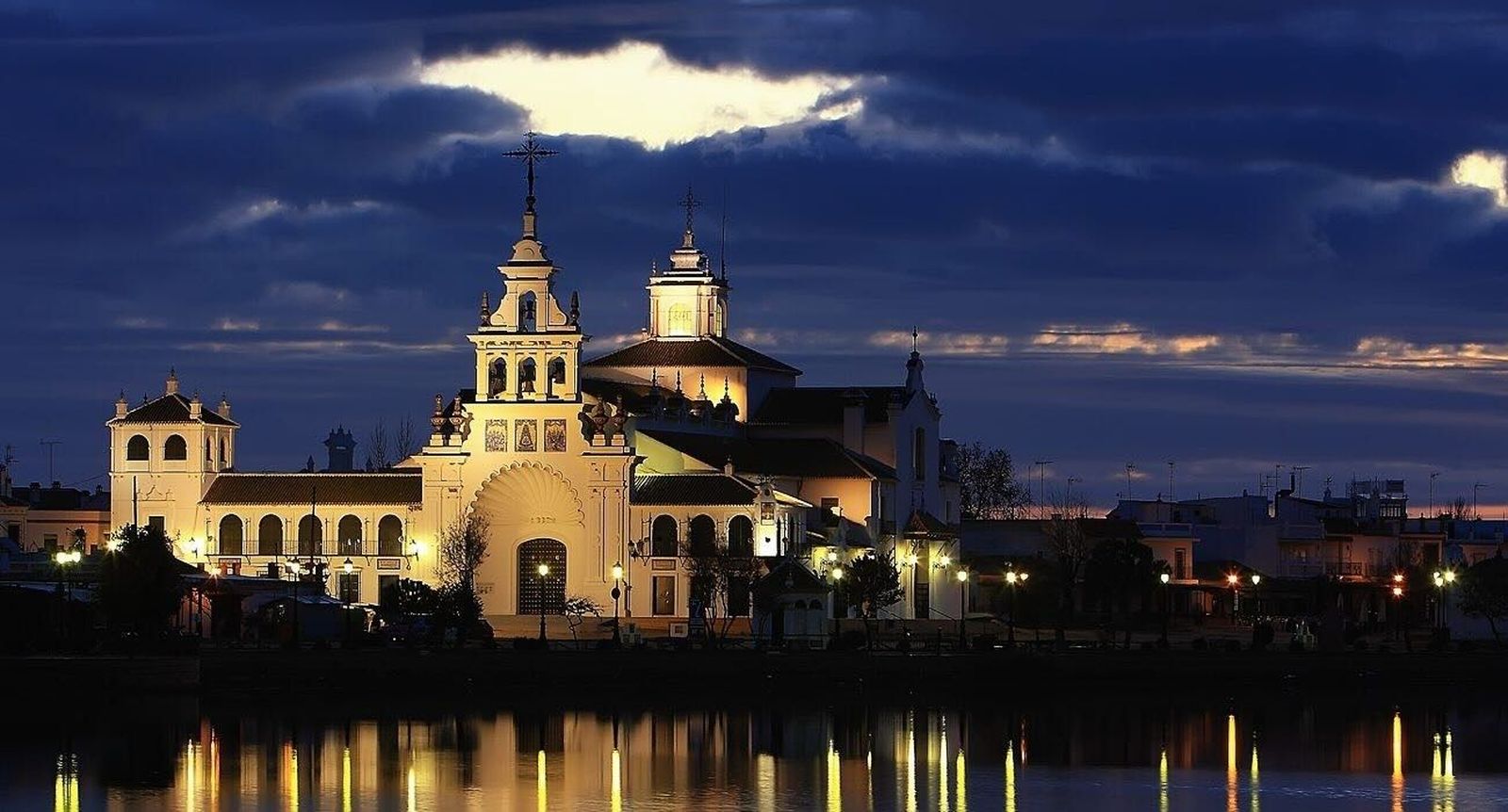 La aldea de El Rocío al anochecer.