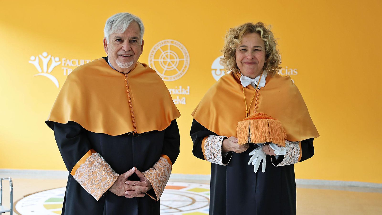 Yolanda Pelayo, maestra de ceremonia y Simon L. Dolan en la UHU este martes.