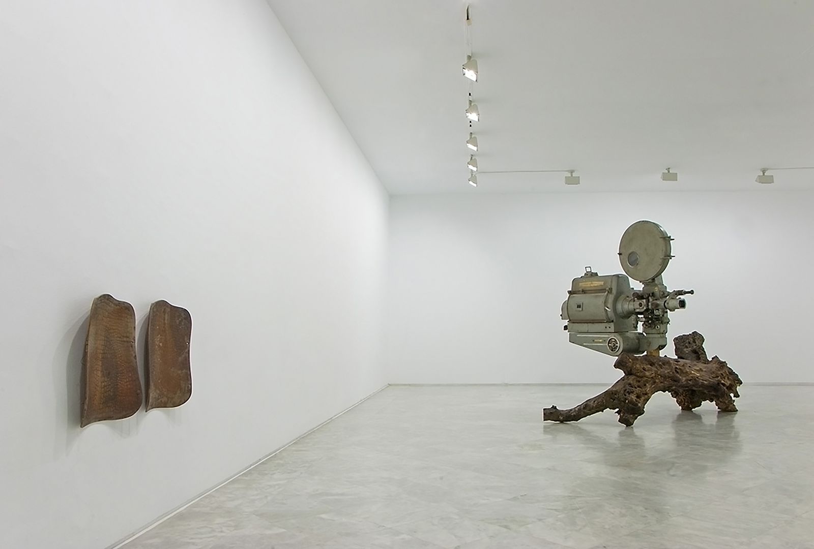 Una de las salas de 'Riflepistolacañón', la muestra de Jacobo Castellano en el CAAC.