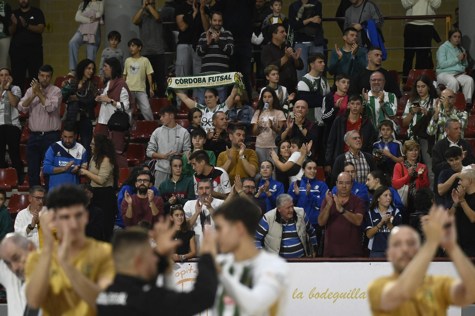 Las mejores fotos del ambiente en Vista Alegre para el Córdoba Futsal - Barça
