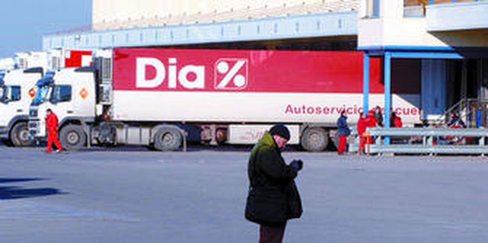 Varios operarios de la plataforma logística de supermercados Dia, ayer, poco después de producirse el accidente.