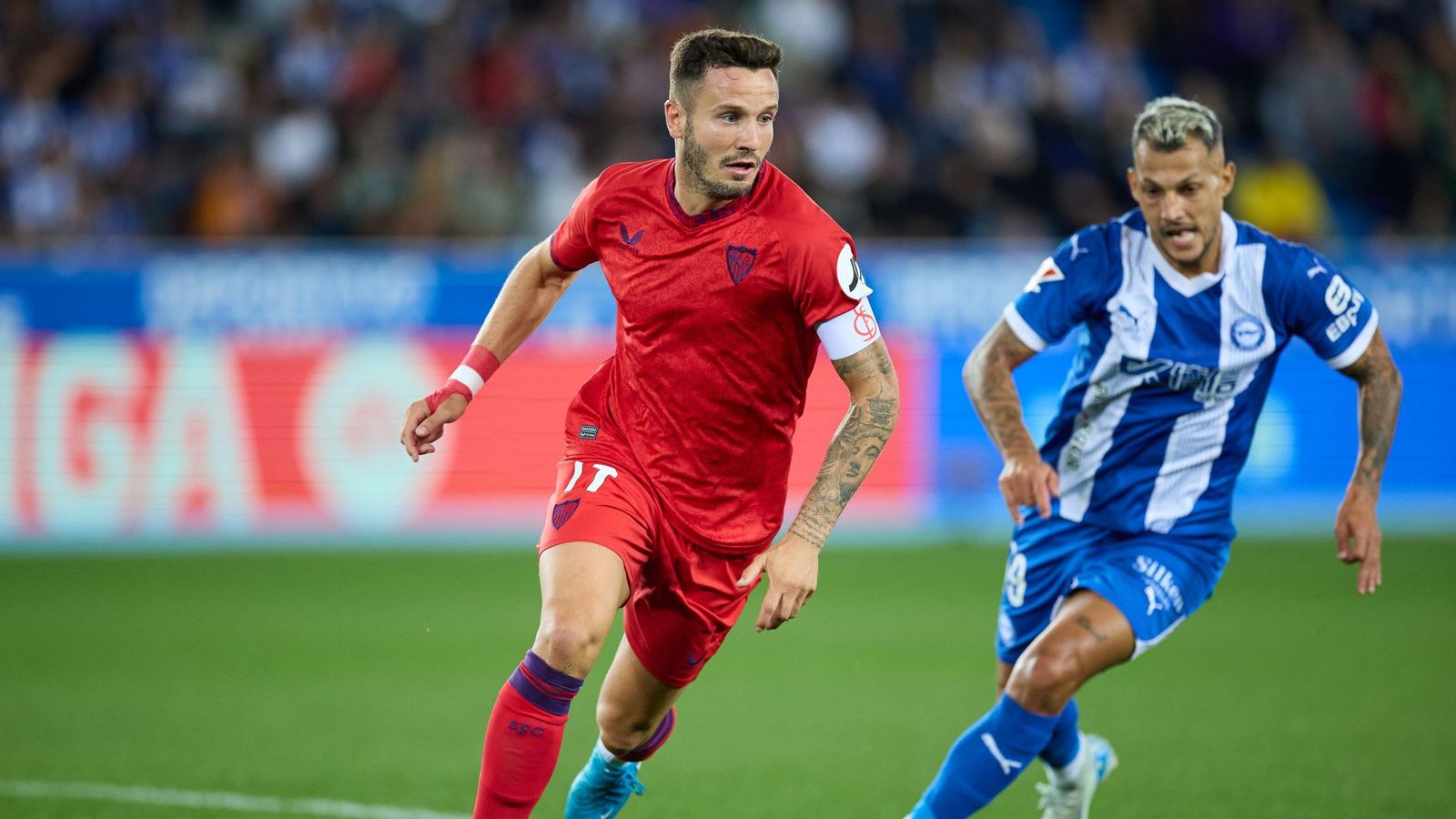 Saúl Ñíguez conduce el balón ante la persecución de Stoichkov.