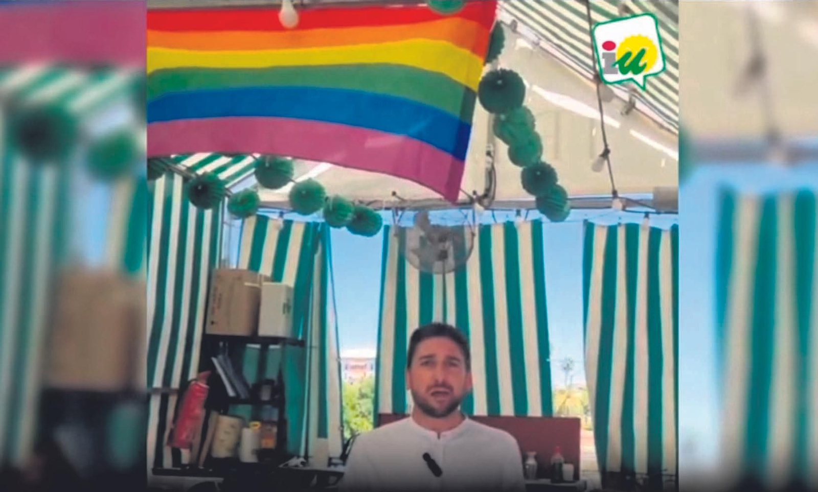 La bandera LGTBI que cuelga en el interior de la caseta de IU en la Velá de Triana.