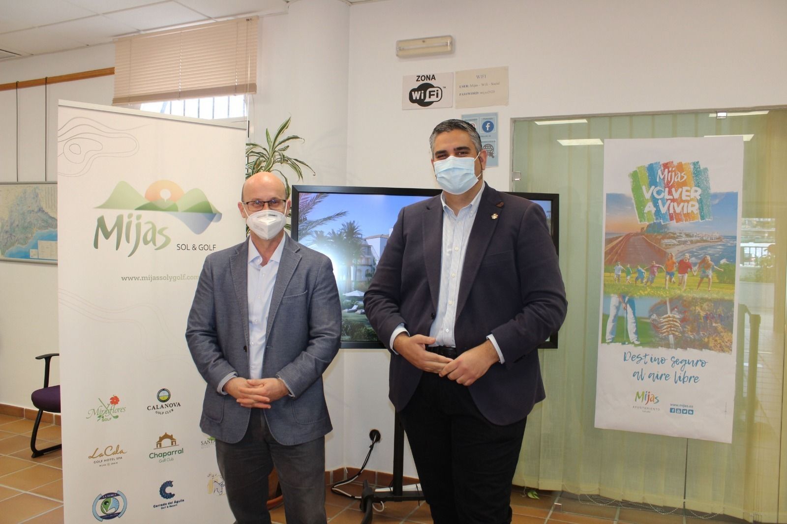 El alcalde, Josele González (derecha), y el edil de Turismo, José Carlos Martín.