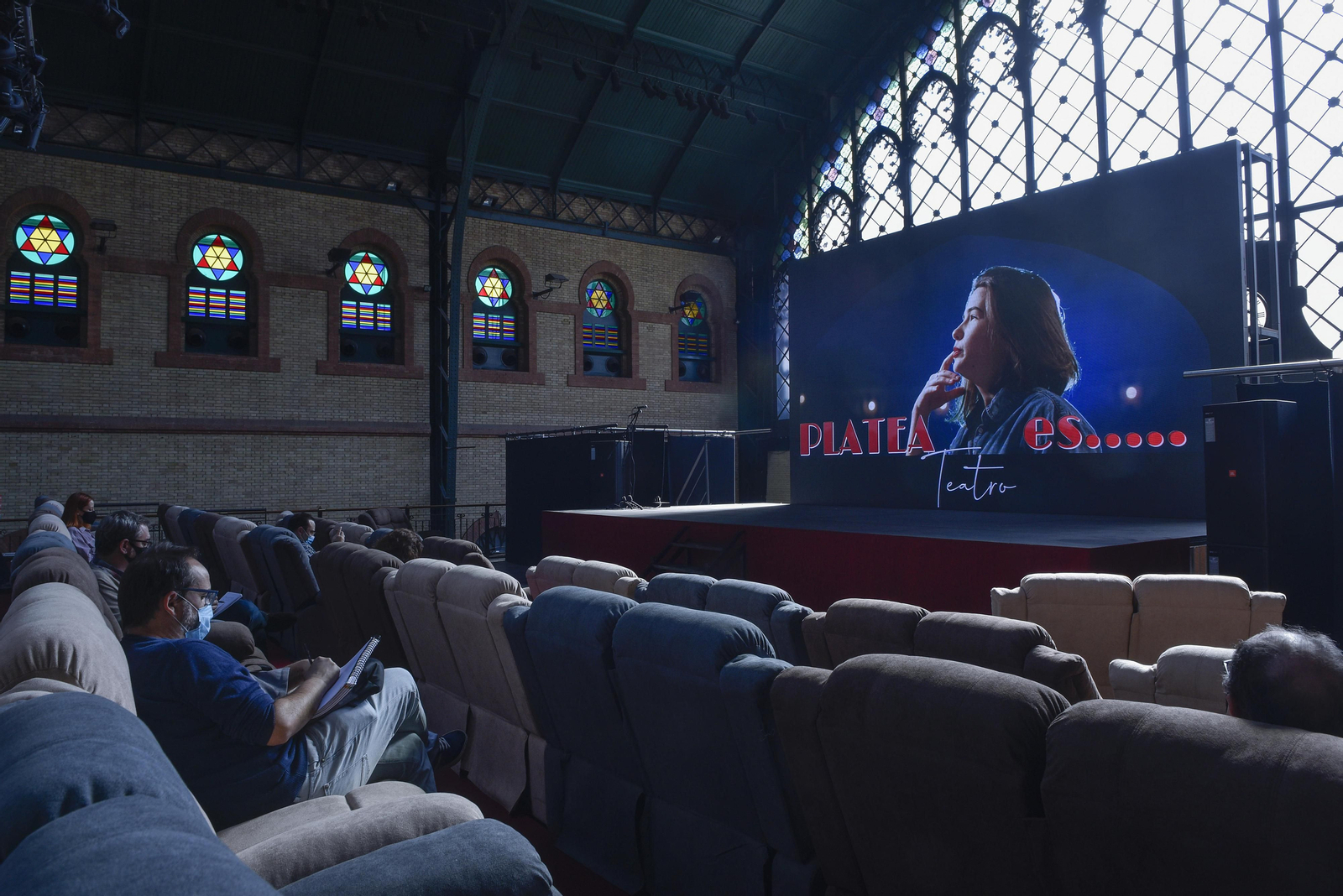 La pantalla y los sofás instalados en Platea.