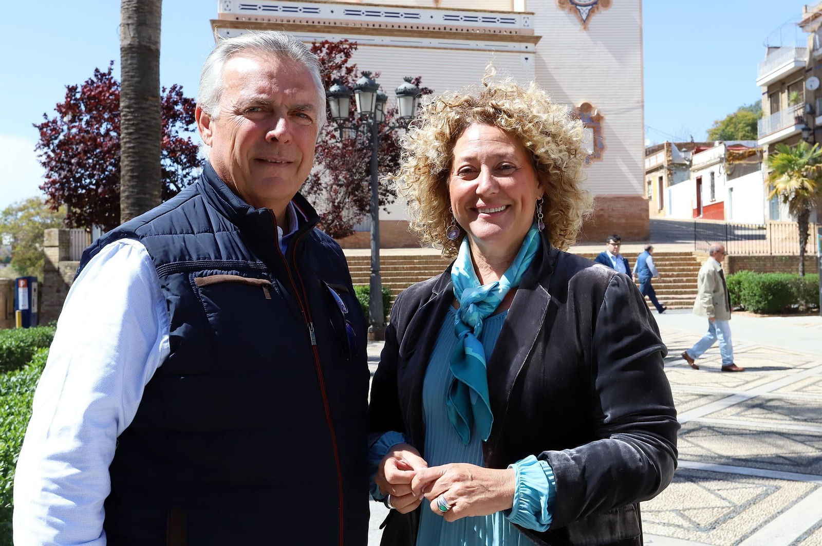 El músico y compositor Paco Millán, junto a la candidata del PP a la Alcaldía de la capital, Pilar Marín, en la plaza de San Pedro.
