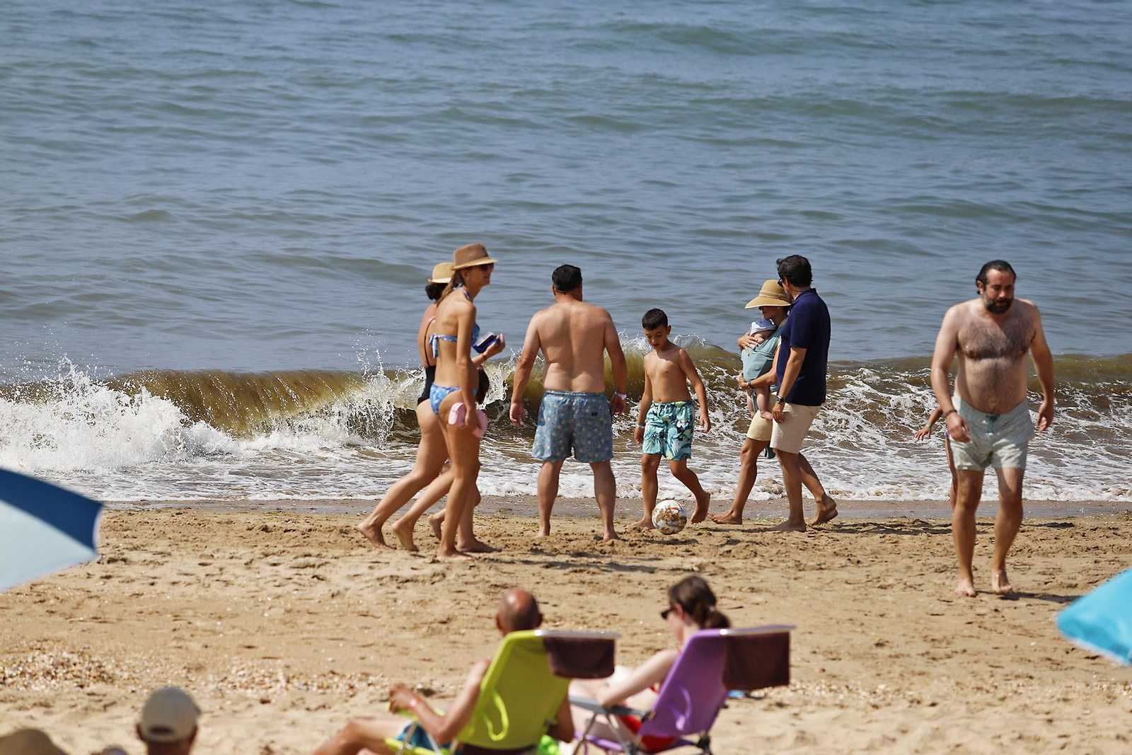 Imágenes del ambiente en las playas de Huelva en el 1 de julio