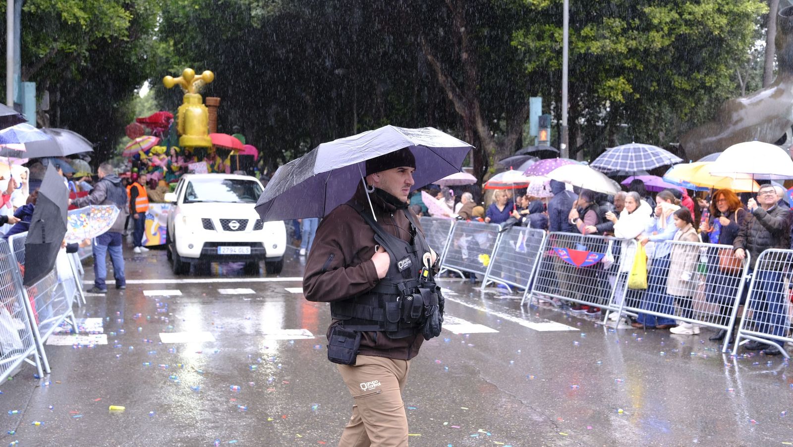 Fotografías de la cabalgata de los Reyes Magos pasada por agua en Almería