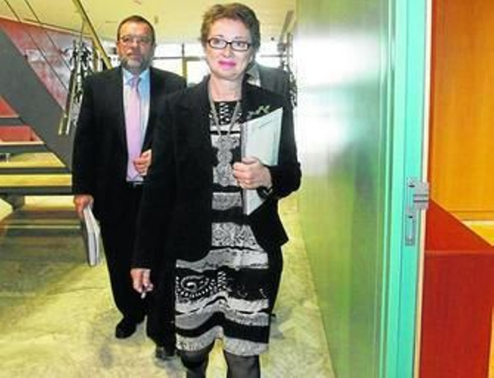 Un grupo de funcionarios protesta, ayer en Torretriana, vigilados por dos agentes de la Policía Nacional.