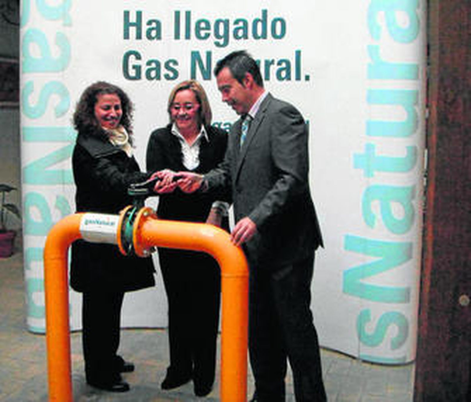 María José Asensio, delegada en Huelva de la Consejería de Economía, Innovación y Ciencia;                                    María Luisa Faneca, alcaldesa de Isla Cristina, y Manuel Gil, director general de Gas Natural Andalucía.