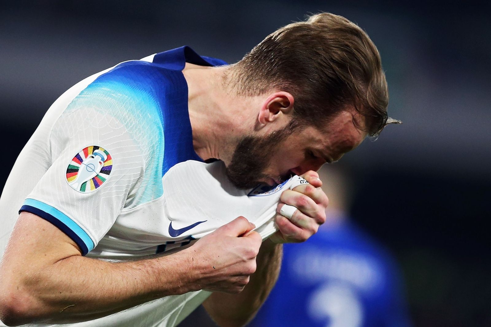 Harry Kane se besa el escudo.