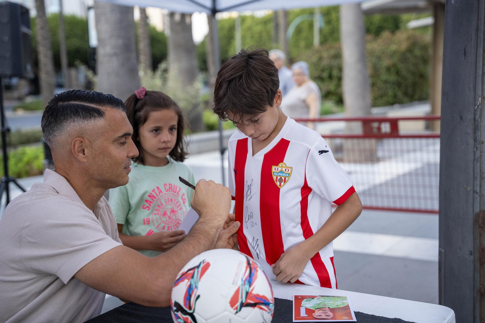 Los jugadores de la UDA Thalys y Andrés firman autógrafos