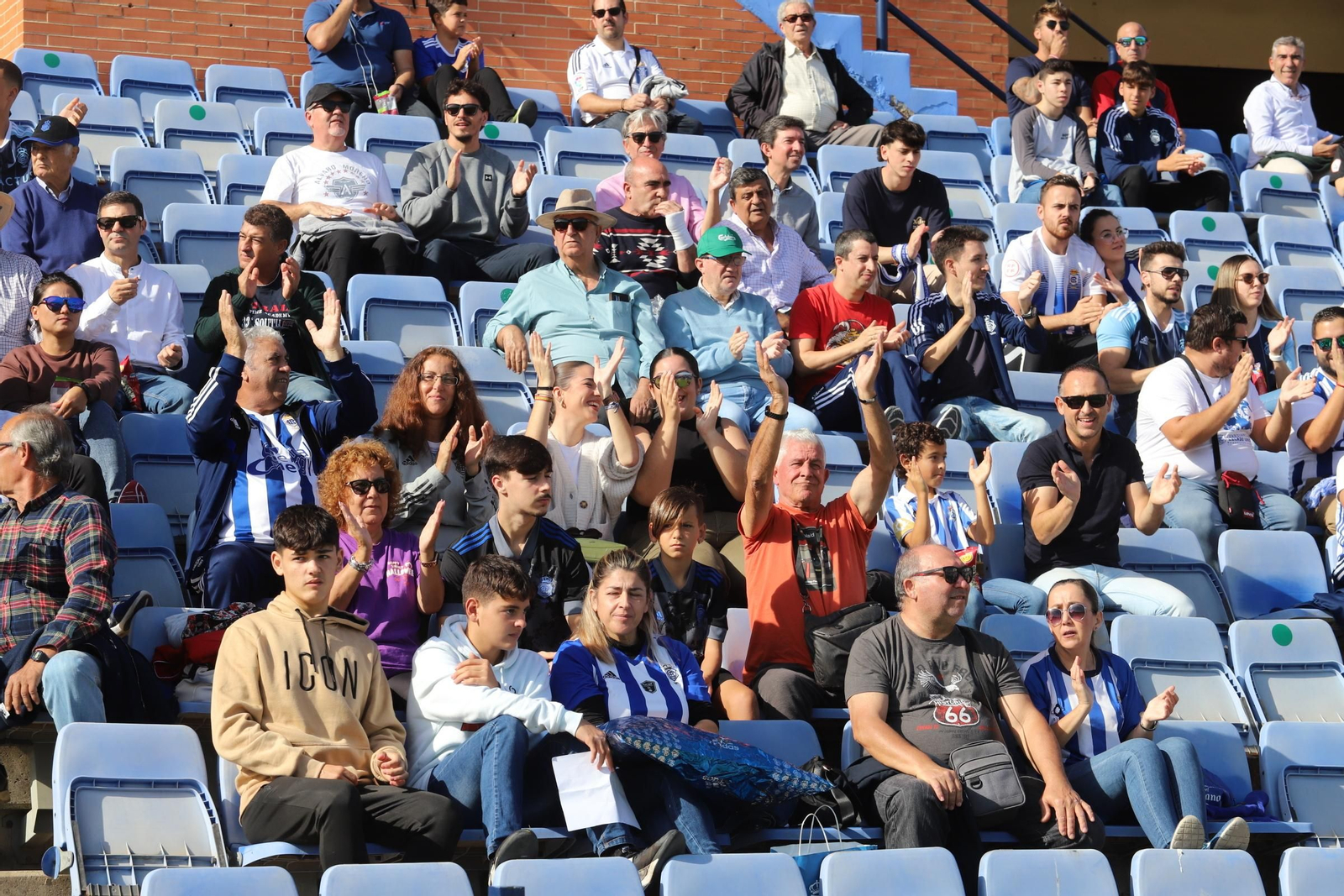 Imágenes del gran ambiente en el Nuevo Colombino para ver el  Recre-Burgos