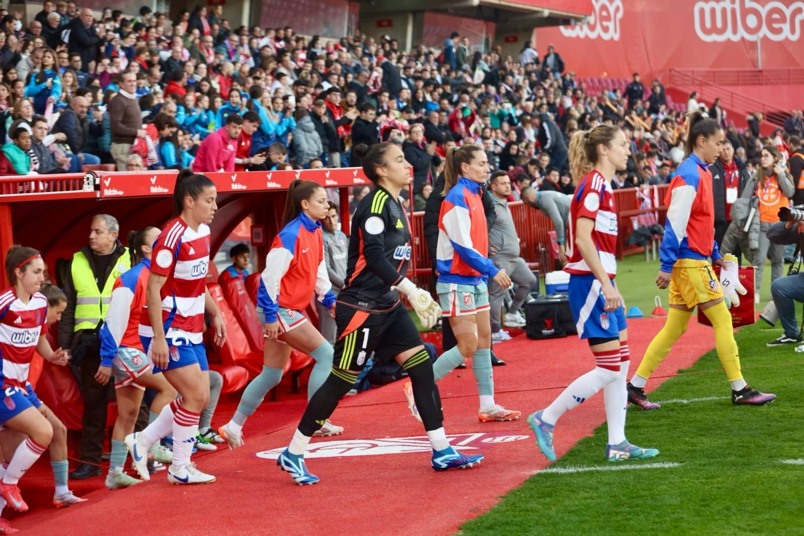 Encuéntrate en la grada de Los Cármenes en el Granada-Atlético de Madrid