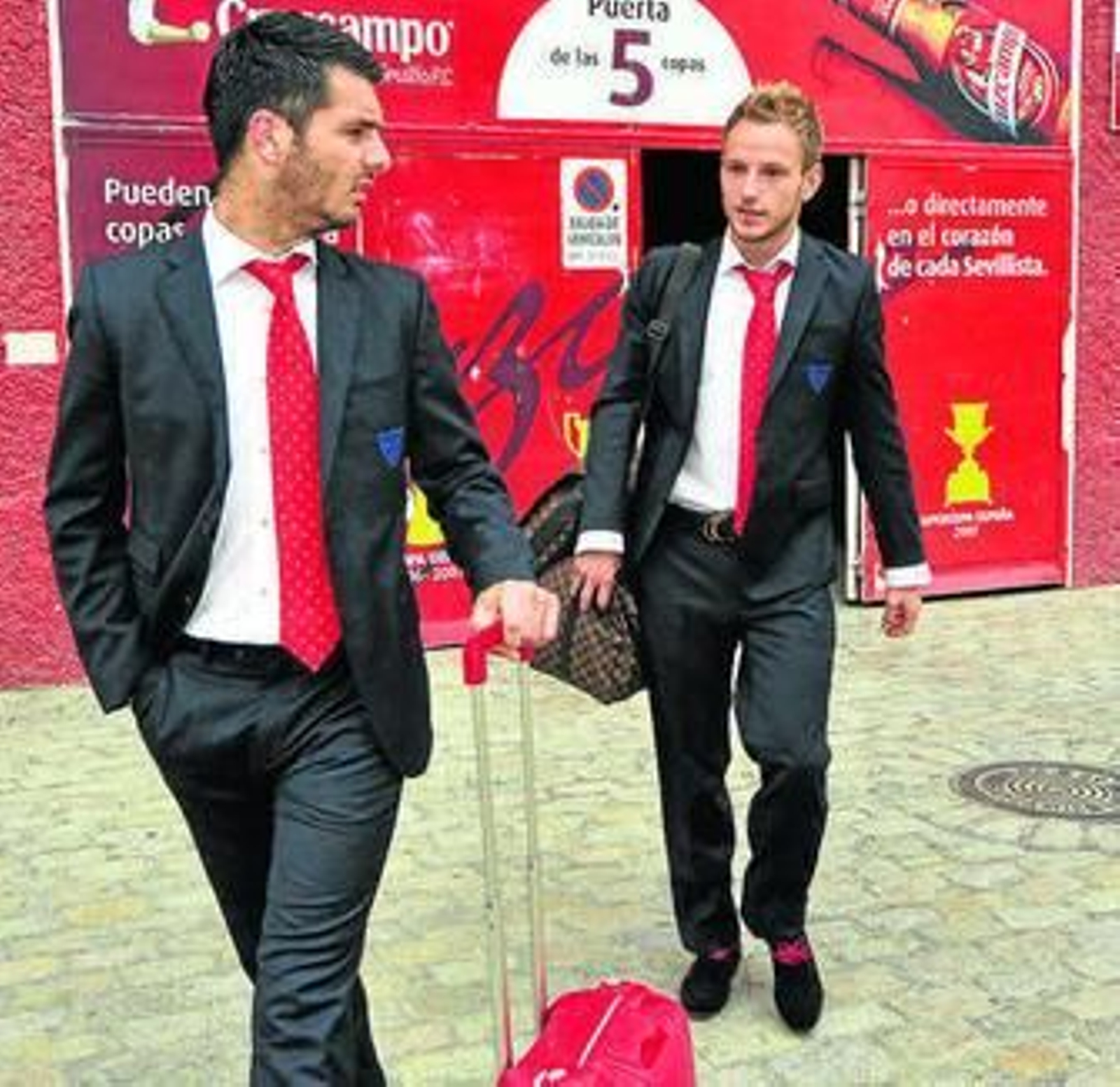 Spahic conversa con Rakitic antes de viajar a Madrid.