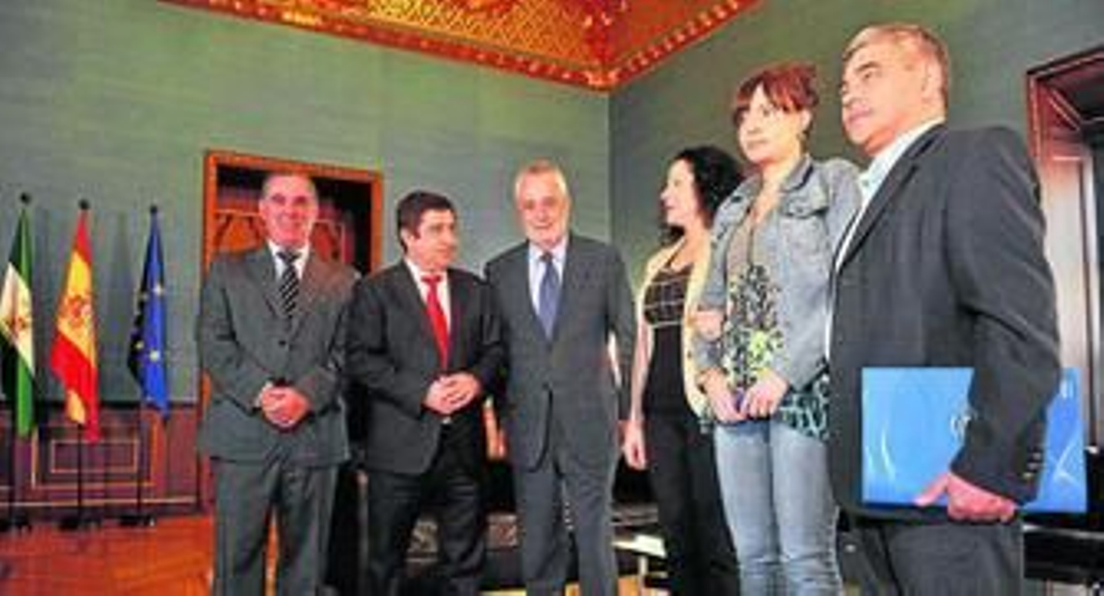 Miguel Hernández dicta poemas a su mujer, Josefina Manresa, en la casa de la Calle Llana de Jaén, en marzo de 1937.