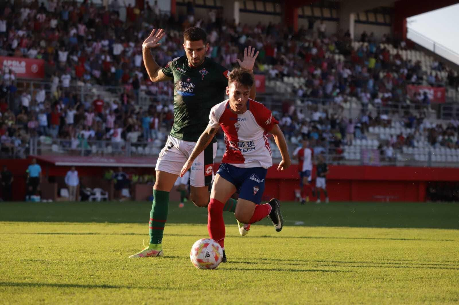 Romero, ante un jugador del Racing de Ferrol.