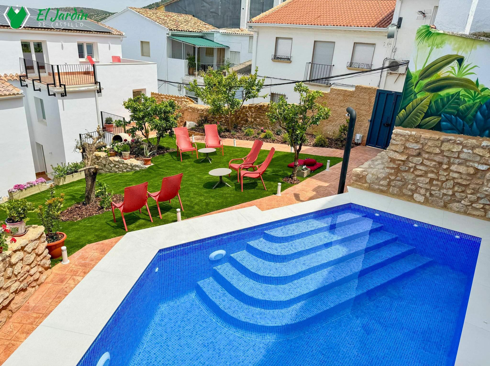 Con piscina exterior y herramientas que permiten la observación del cielo nocturno, este alojamiento en la Sierra Sur es perfecto para el astroturismo.