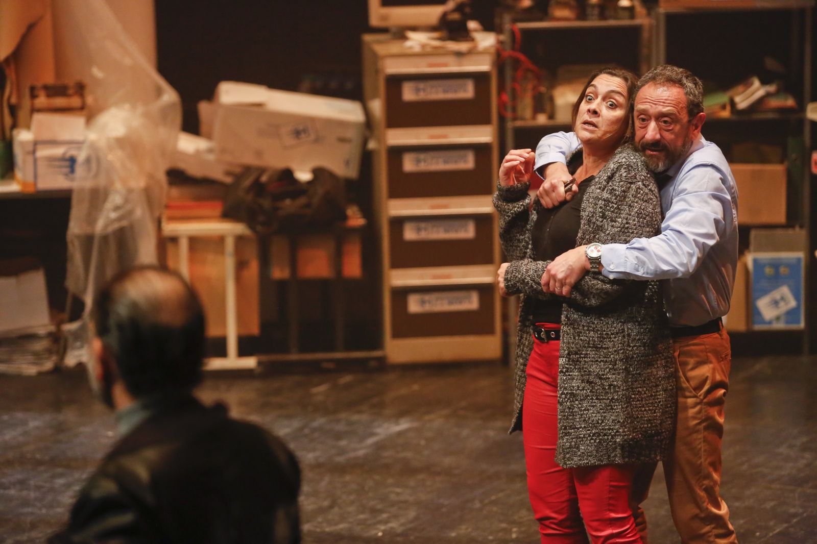 Paco Inestrosa, Virginia Nölting y Miguel Zurita (de espaldas), en la representación de 'La presa'.