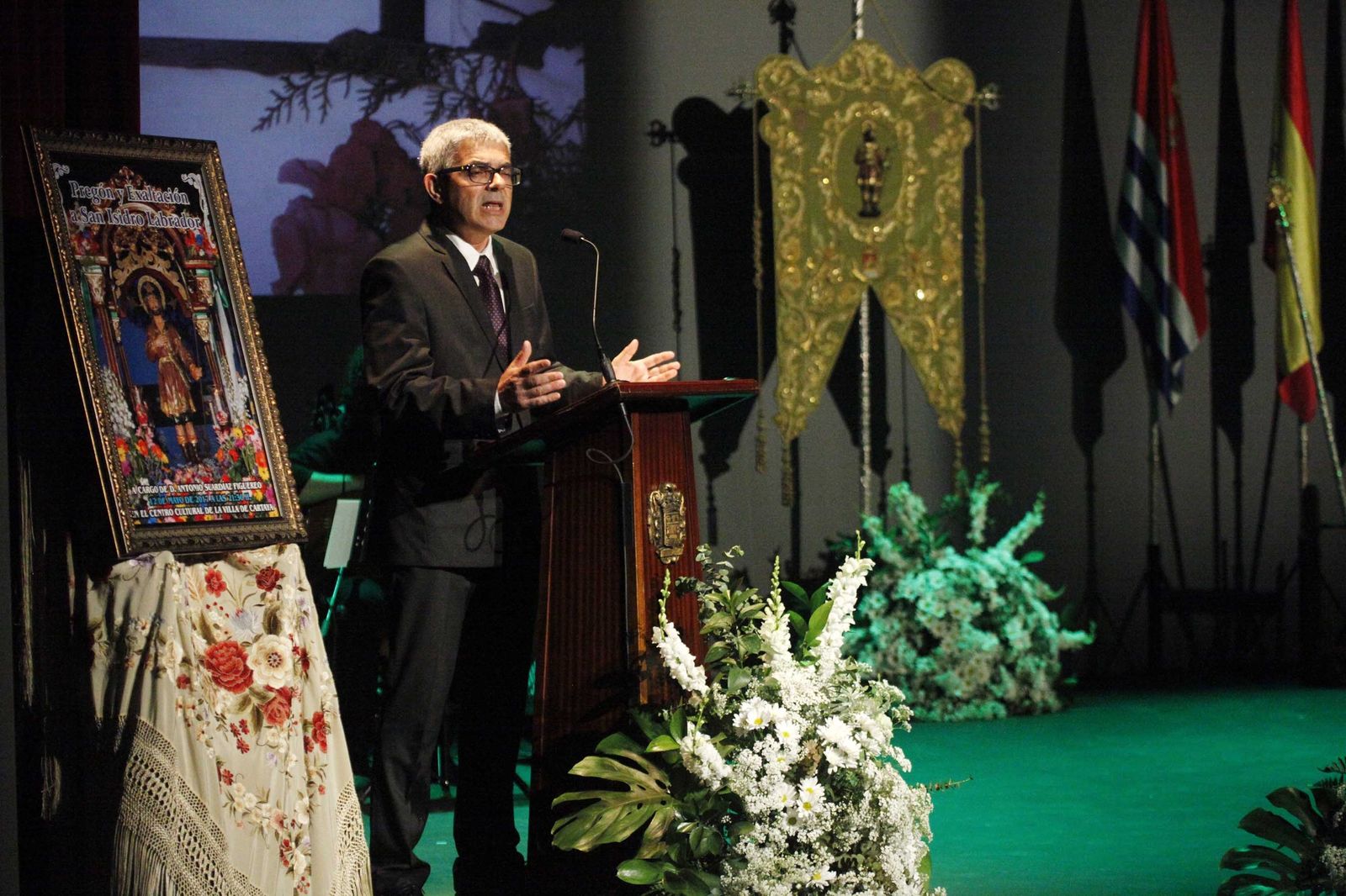 Antonio Suardíaz en un momento del pregón, desarrollado en el teatro de Cartaya.