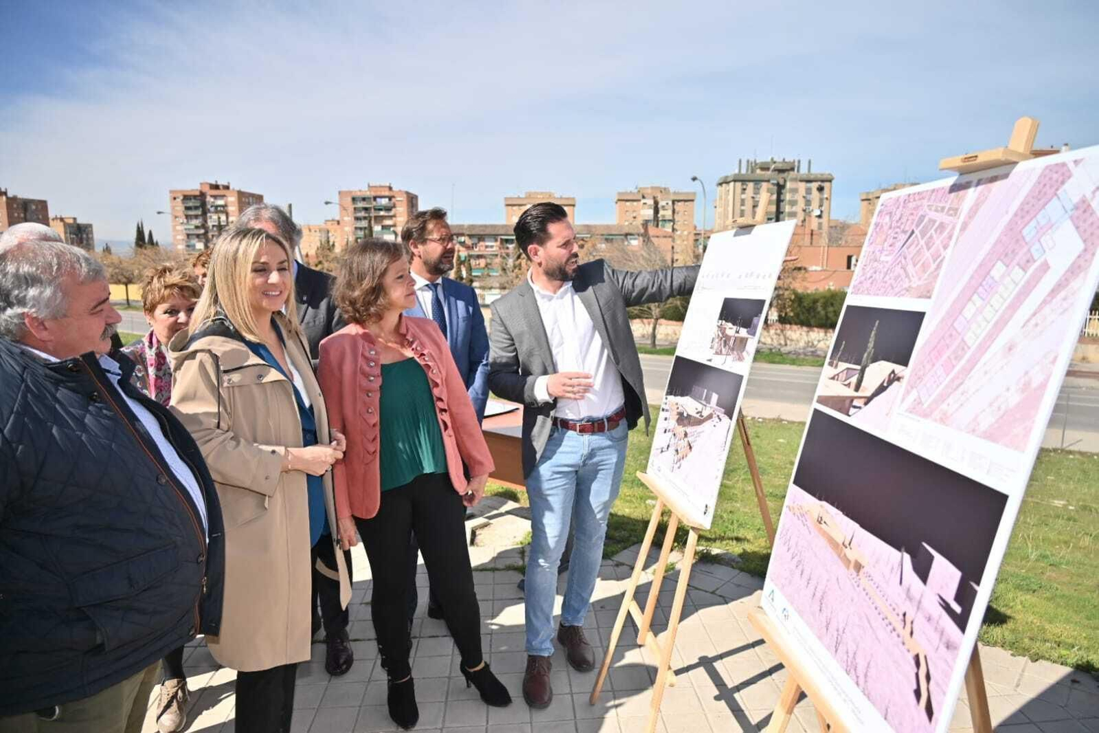 Catalina García visita el solar donde se edificará el consultorio médico