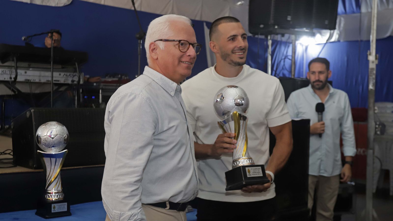 Fotos de la entrega de trofeos  de las competiciones de fútbol 7 para aficionados “Andrés Mateo” en Algeciras