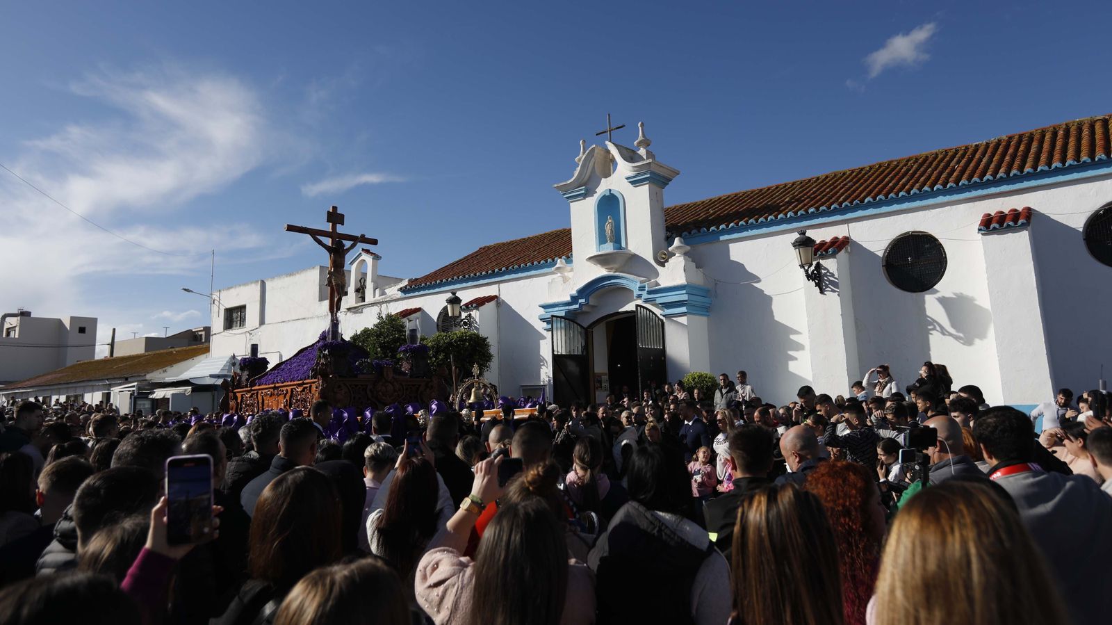 Fotos del Viernes Santo en La Línea: Cristo del Mar y Luz y Esperanza Nuestra, Soledad y Santo Entierro, Cristo del Amor y Misericordia y Amargura.