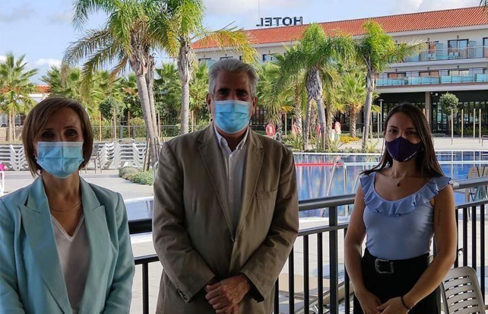 El alcalde de Chipiona y la concejala de Turismo, con la directora del hotel Best Costa Ballena.