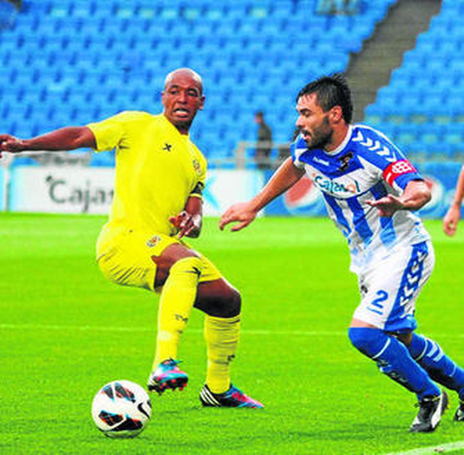 Marcos Senna pugna con el albiazul David Córcoles.