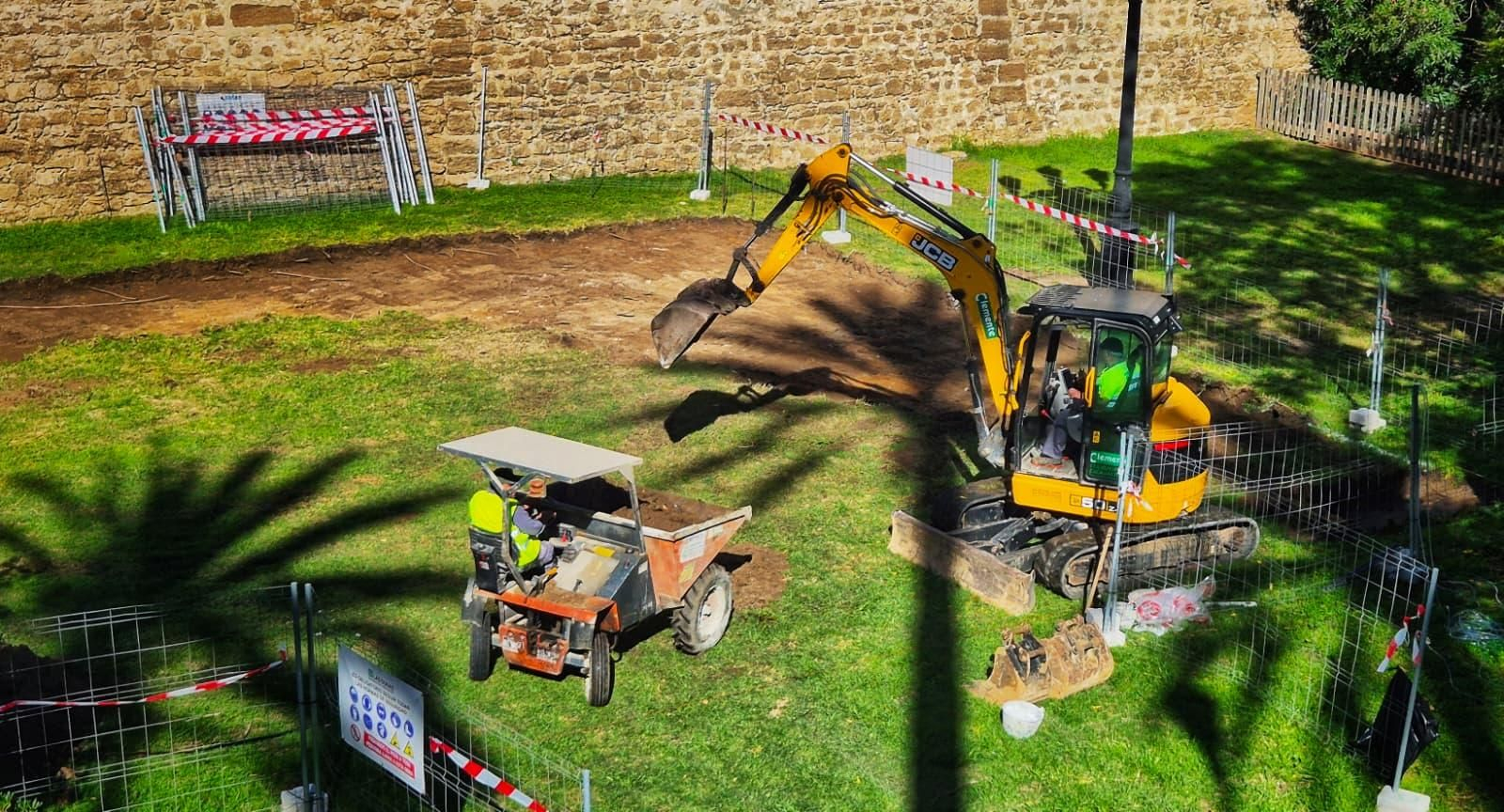 Comienzan las obras del nuevo parque infantil en el foso del Pelíkano.