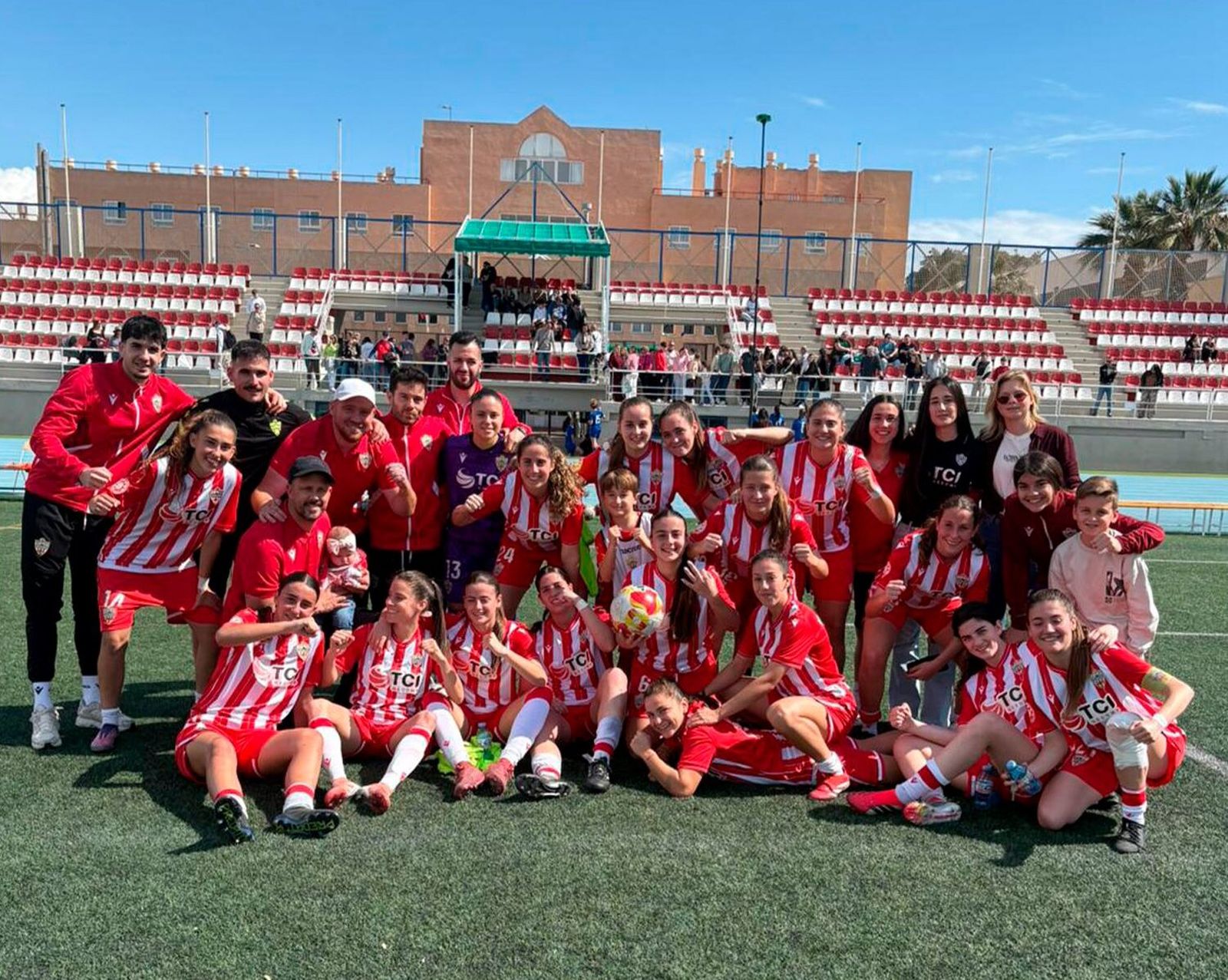 Las rojiblancas celebran sobre el terreno de juego su victoria en el derbi almeriense disputado este pasado domingo.
