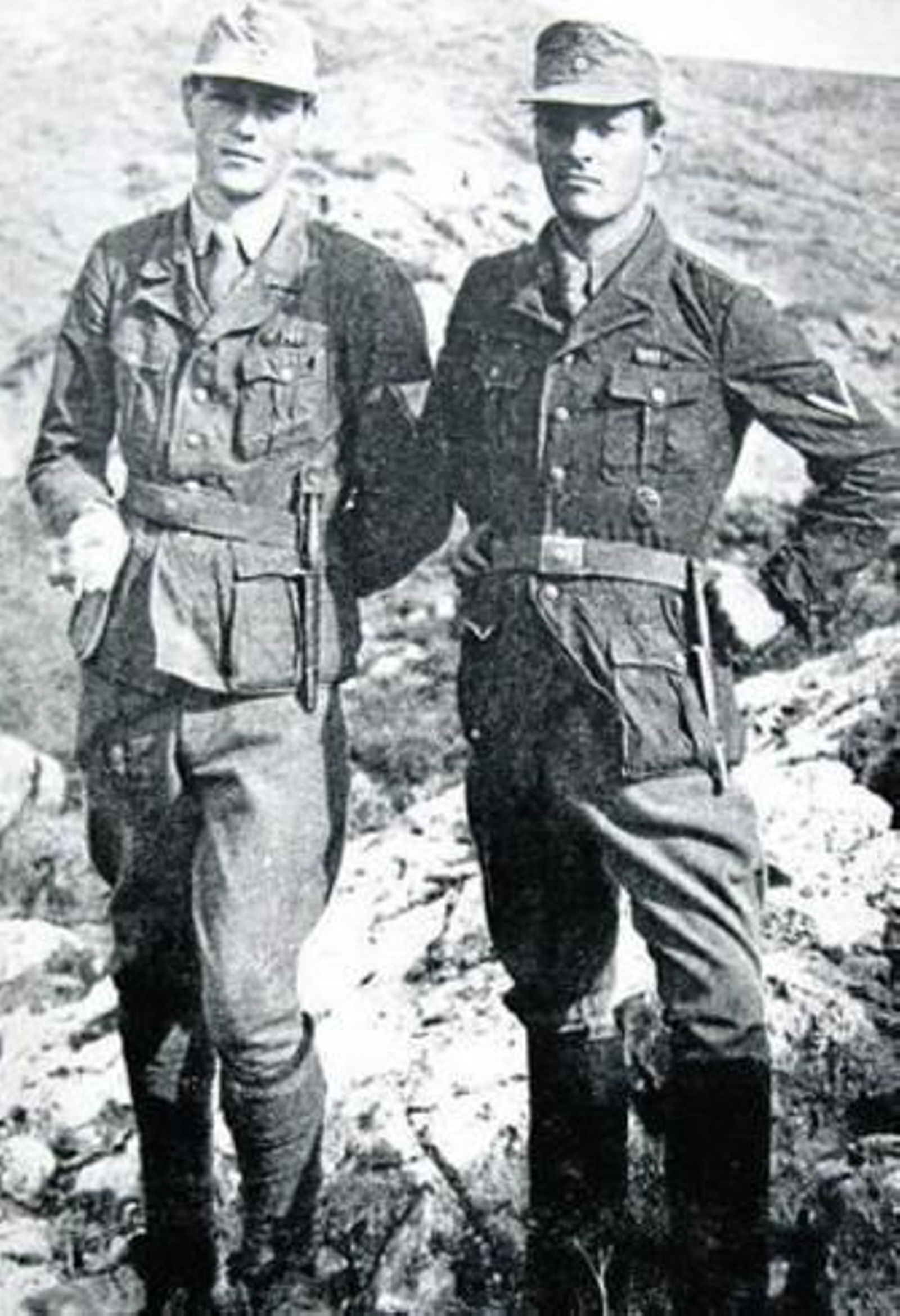 1. Los oficiales británicos acompañados por los cretenses que colaboraron  en el secuestro. 2. W. Stanley Moss y Patrick Leigh Fermor, disfrazados  con uniformes alemanes. 3. Billy y Paddy en compañía del ya cautivo general Kreipe, en las laderas del monte Ida.