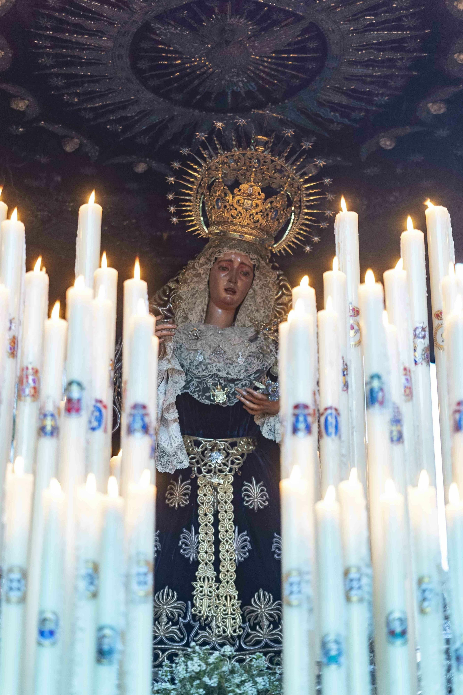 La Dolorosa cobijada bajo su palio.