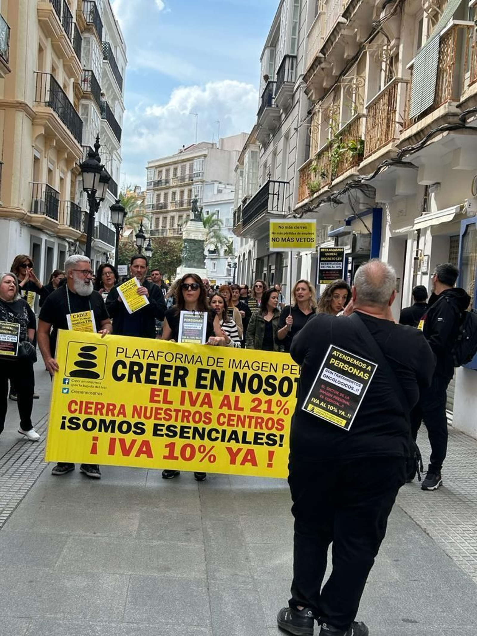 Imagen de los manifestantes a su paso por la calle Nueva de Cádiz